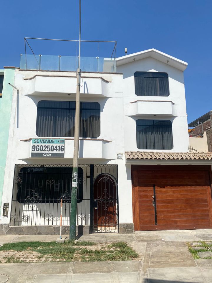 Venta de Casa en Lima con 4 baños - vista principal