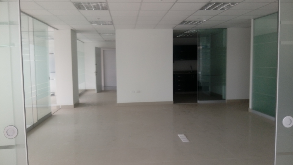 Alquiler de Oficina en Santiago De Surco, Lima con 2 baños - vista principal